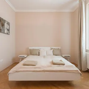 https://opera-basilica-2-bedrooms-with-balcony.inbudapesthotels.com
